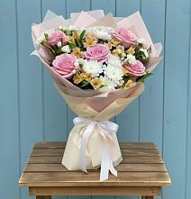 Букет цветов из:  Гвоздики, Орхидеи и Розы в Богучаре