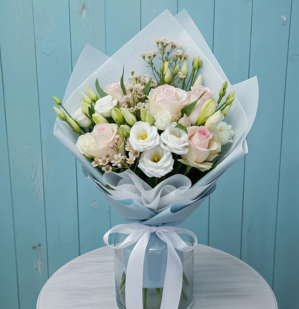 Букет цветов из: Розы и Лизиантусы в Богучаре