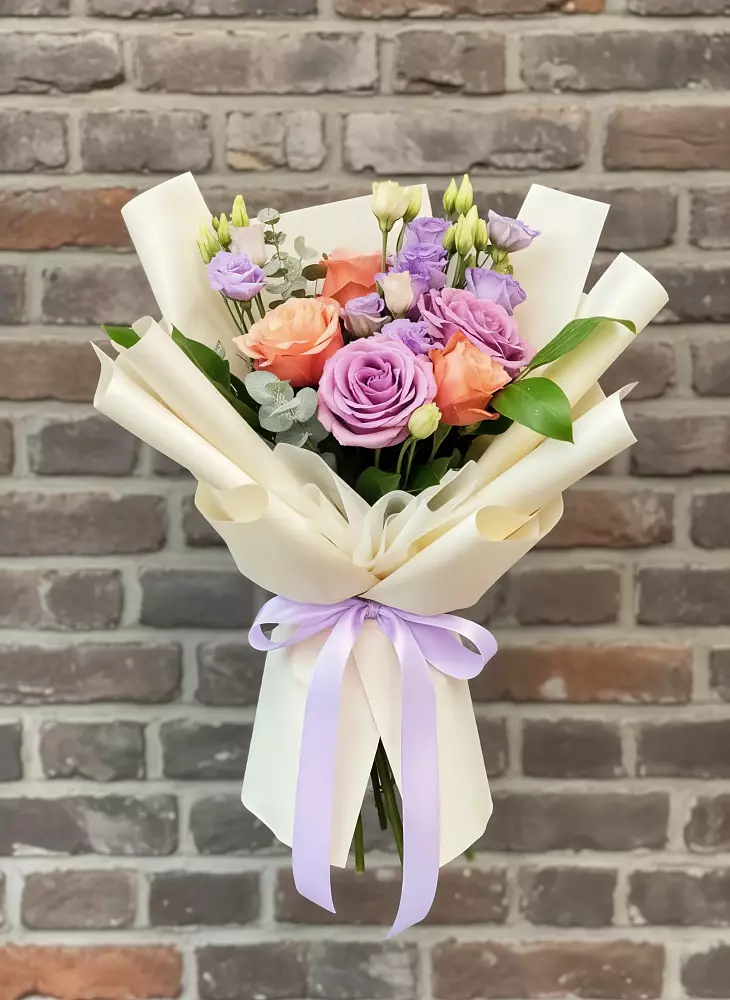 Букет цветов из: Лизиантусы и Розы в Богучаре