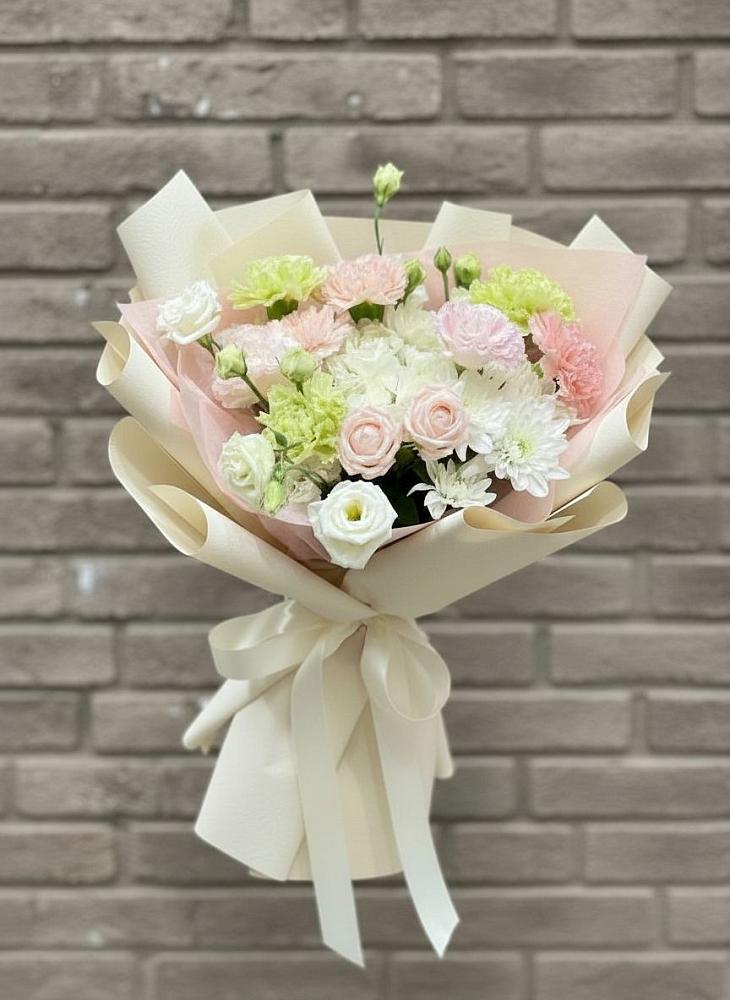 Букет цветов из: Гвоздики, Розы, Лизиантусы и Хризантемы в Богучаре