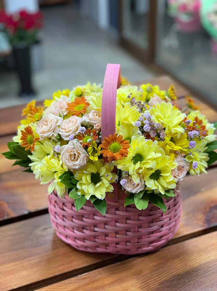 Цветочная композиция из Хризантемы и Розы в корзине в Богучаре
