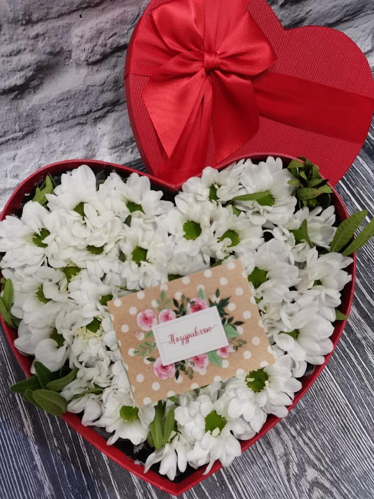 Цветочная композиция из Хризантемы в виде сердца в Богучаре