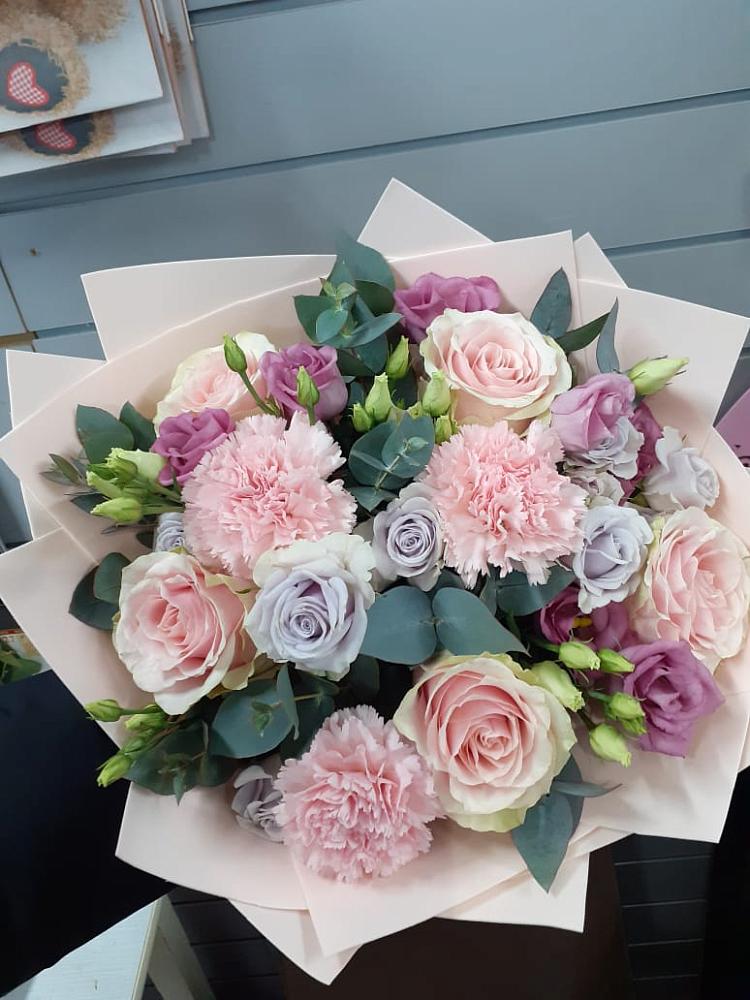 Букет цветов из: Розы, Гвоздики и Лизиантусы в Богучаре