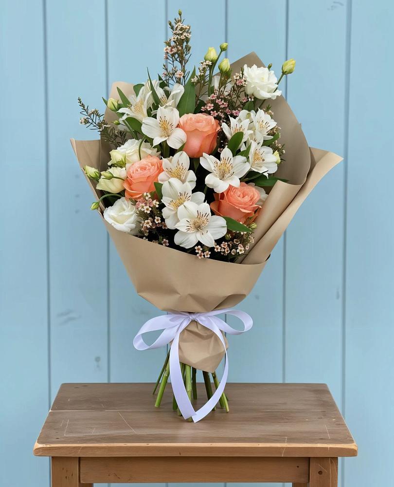 Букет цветов из: Альстромерии, Лизиантусы, Розы и Хризантемы в Богучаре