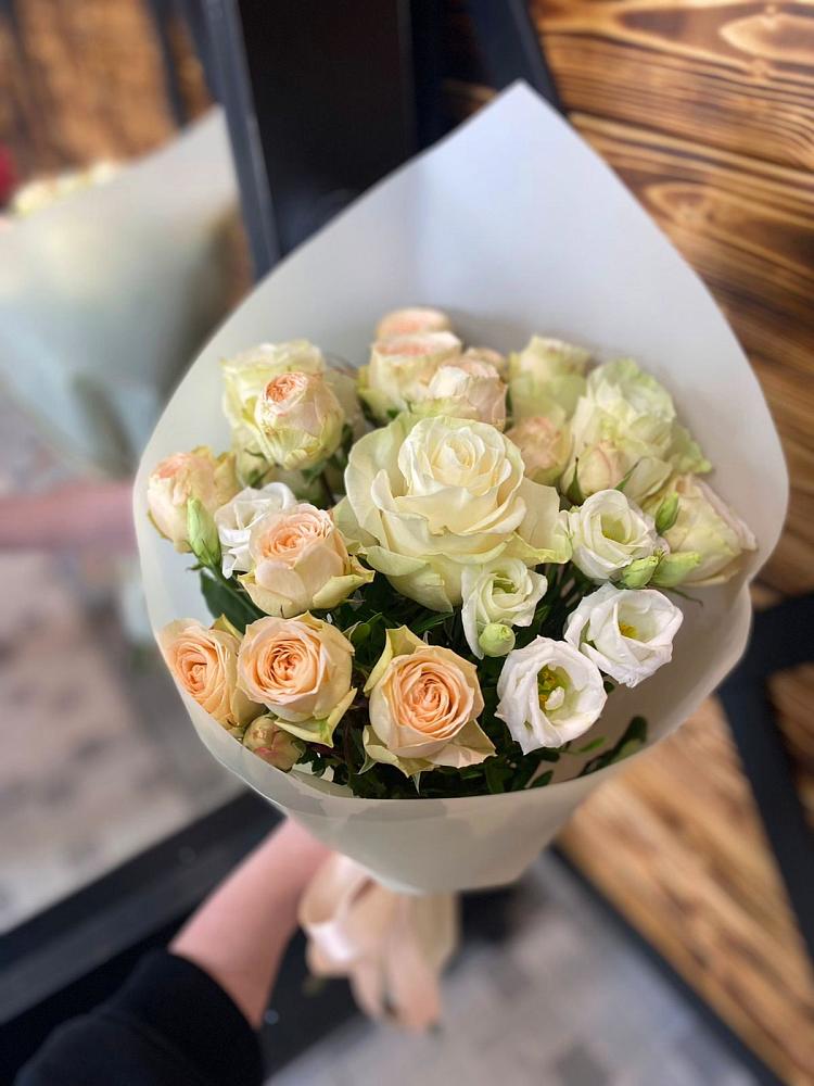 Букет цветов из: Розы и Лизиантусы в Богучаре